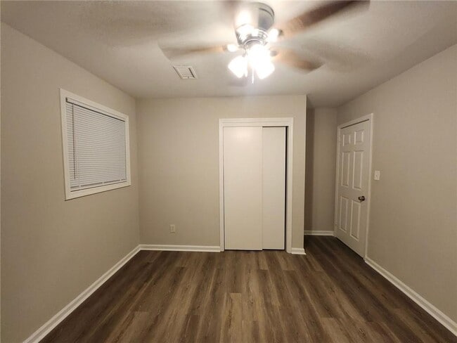Building Photo - 2830 Knollview Dr