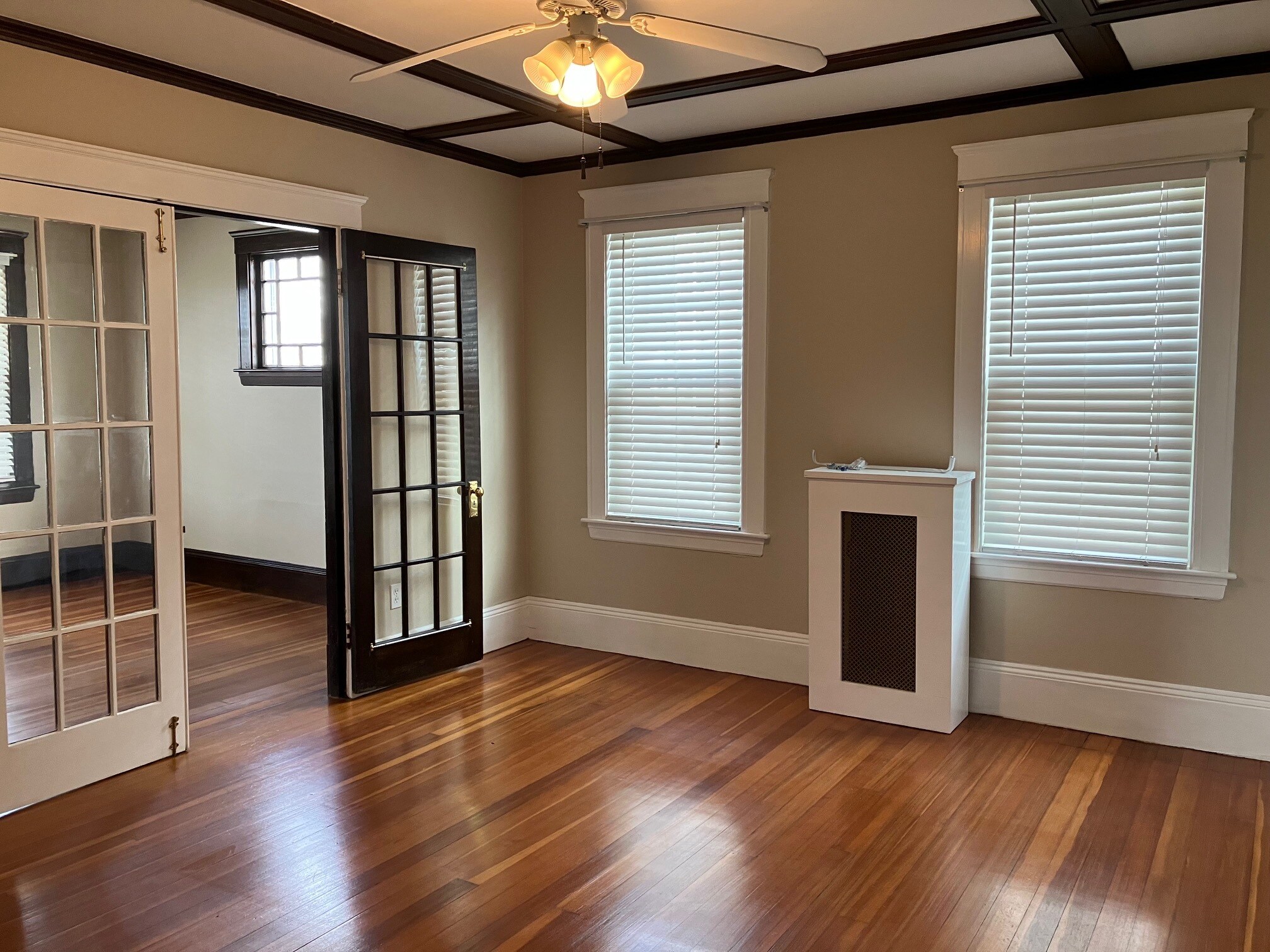 Building Photo - 43 Roslyn St