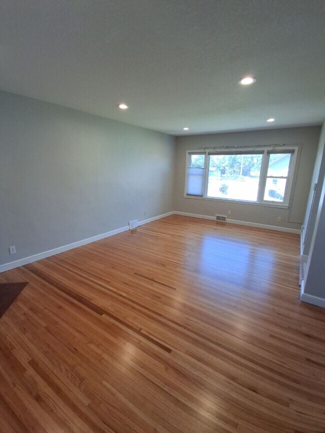 Building Photo - Renovated 3BR Duplex! Available Early Octo...