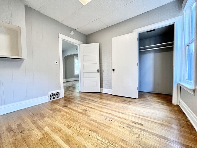 Building Photo - Five Bedroom Home in Muskegon