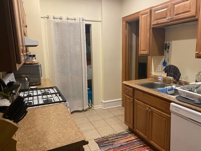 Building Photo - 2704 E Hartford Ave