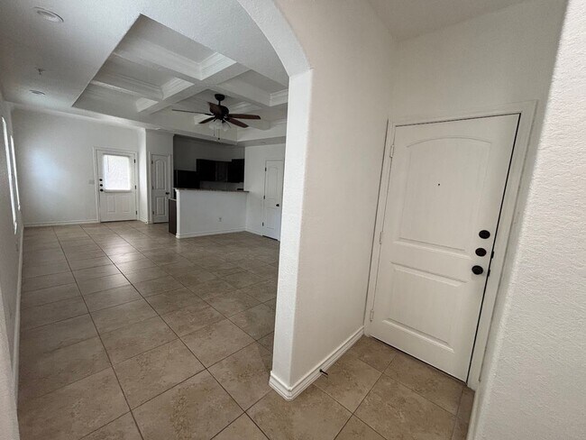 Building Photo - Spacious End-Unit Townhome in Prime Northe...