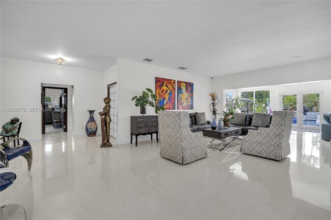 Building Photo - 1100 NE 84th St