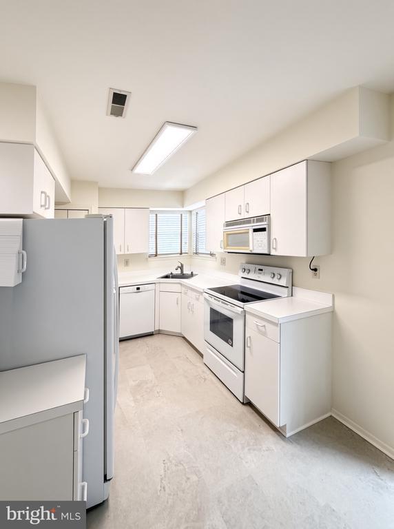 Building Photo - 7730 Chatfield Ln
