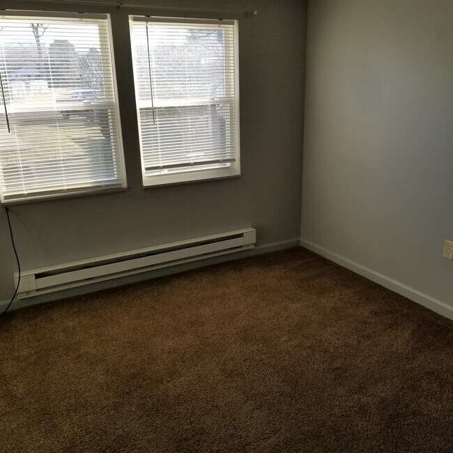 bedroom - 1308 W Front St