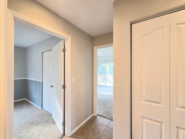 Building Photo - Grandiose Home on 1 Acre -- in East Wenatchee for Rent!!