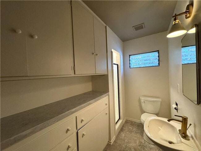 Building Photo - Beautiful 4 bedroom, 2 bathroom house with...