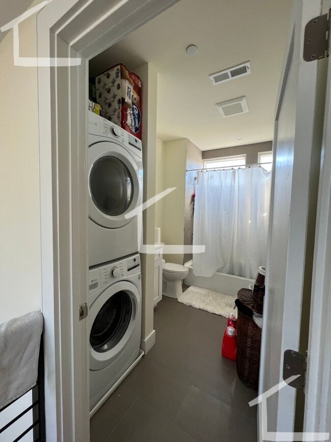 Building Photo - Charming 3 Bedroom