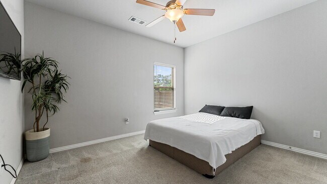 Building Photo - Spacious 4-Bedroom Gem