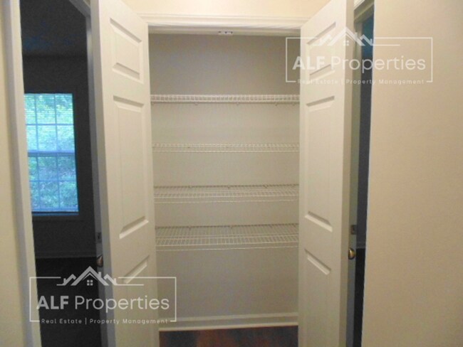 Building Photo - 119 N Woods Dr