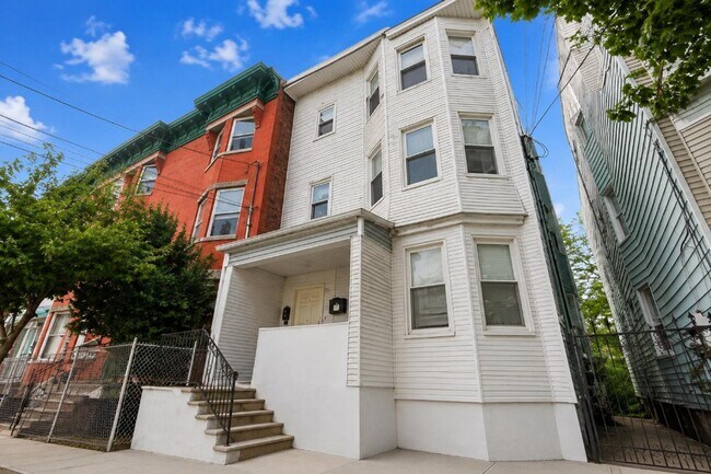 Building Photo - 52 3rd St