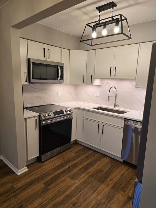 Building Photo - 4754 W 101st St