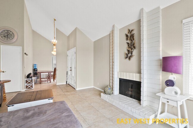 Building Photo - 2409 Sommerset Dr