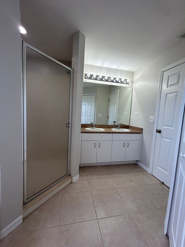 Building Photo - 3 Bedroom 2 Bath 2 Car Garage In Cape Coral!