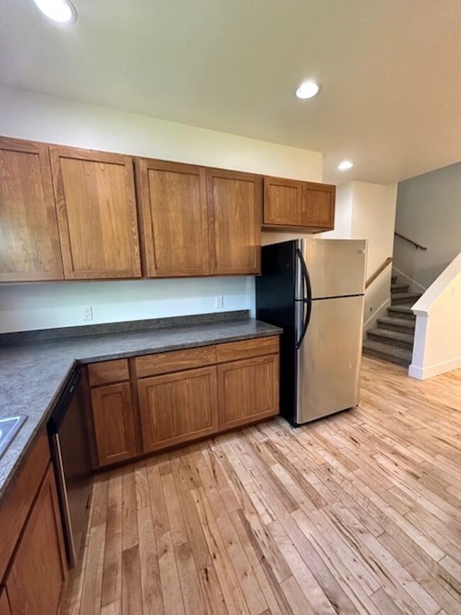 Building Photo - Beautiful 4 bedroom townhome