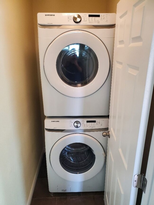 Building Photo - 1 Bedroom - 1 Bathroom in Beautiful Hillcrest