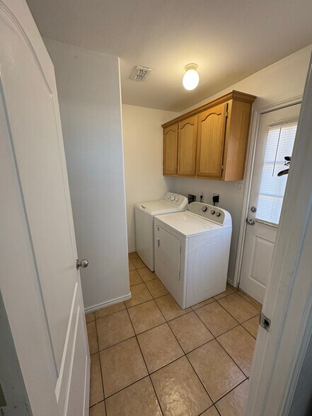 Building Photo - 900 S Palm Dr