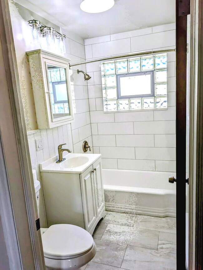 Building Photo - 5916 W Montrose Ave