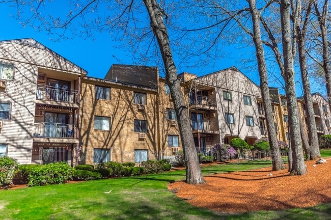Building Photo - 23 Country Club Dr