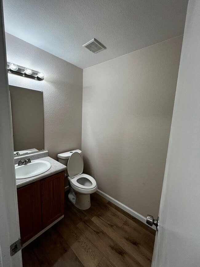 Building Photo - 3 Bedroom 2 1/2 Bathroom Home in Highlands Ranch