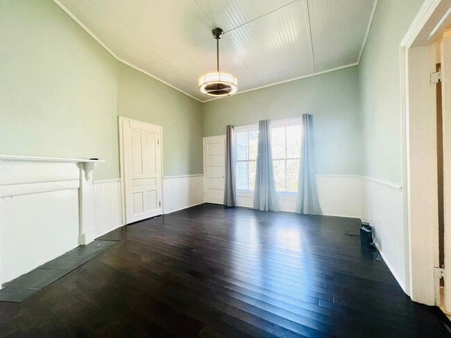 Building Photo - Charming home, gourmet kitchen, and large backyard in Oxford