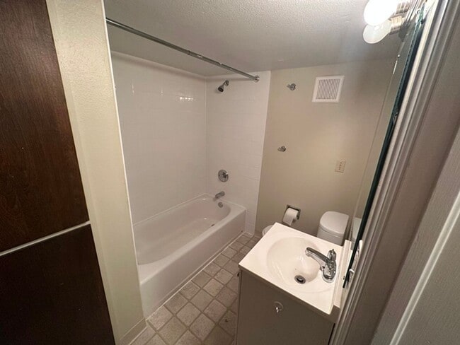 Building Photo - HUGE end-unit townhouse
