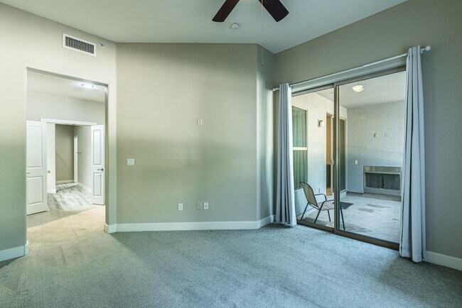 Building Photo - 945 E Playa Del Norte Dr