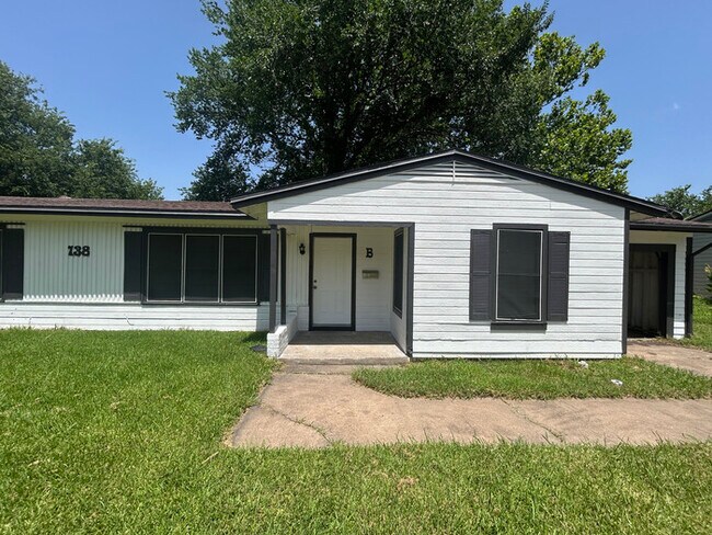 Building Photo - 138 Vandenburg Dr