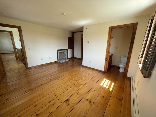 Building Photo - 454 Main St