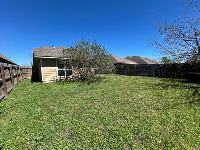 Building Photo - 2824 Silver Oak Dr