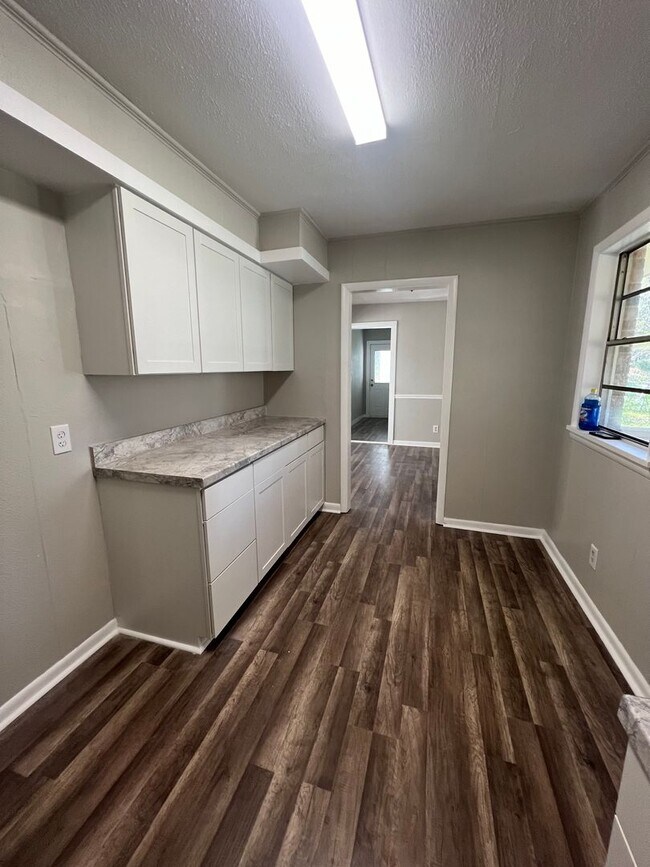 Building Photo - 6122 Southridge Dr