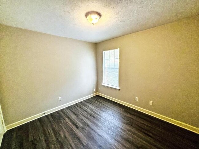 Building Photo - 217 Shadow Creek Dr
