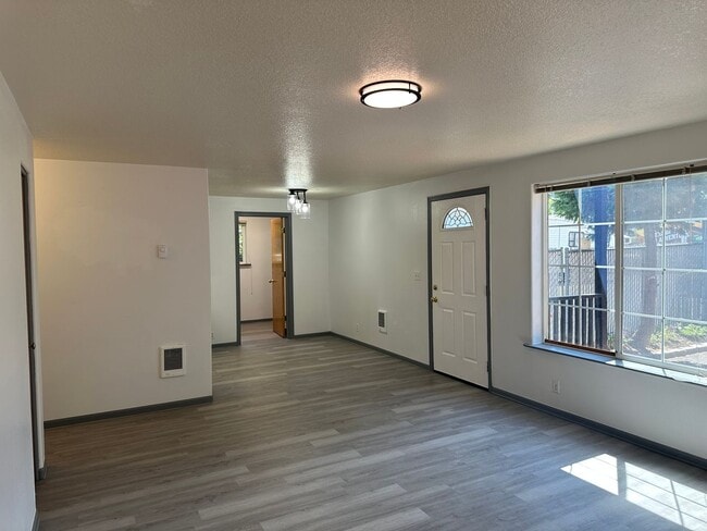 Building Photo - Beautifully updated 3 bedroom, 1 bath hous...