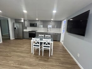 Building Photo - R00282