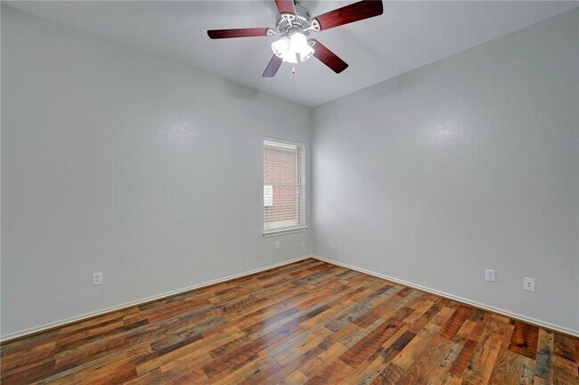 Building Photo - 212 Housefinch Loop