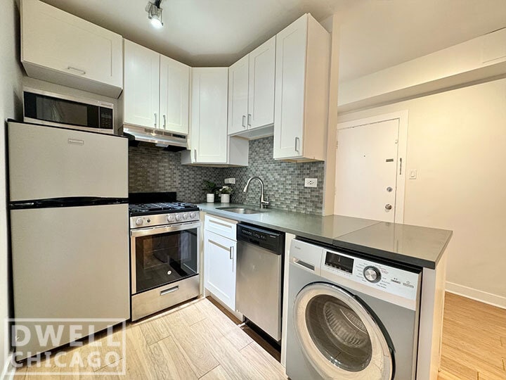 Building Photo - 541 W Belmont Ave