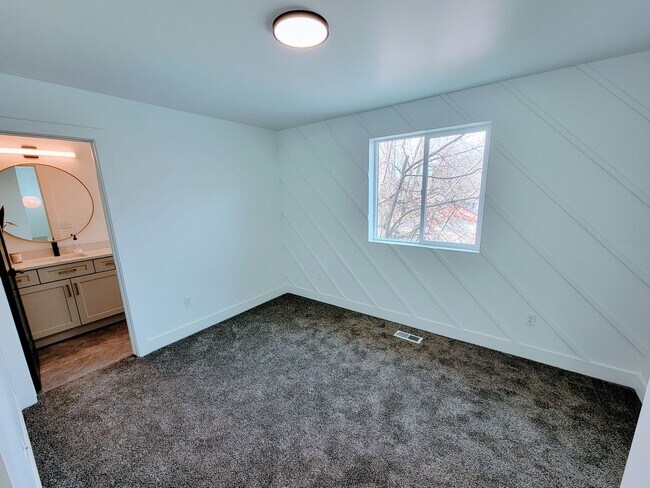 Building Photo - ABSOLUTELY UNBELIEVABLE NEW HIGH END CUSTOM HOME!