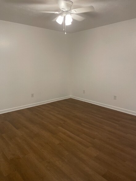 Building Photo - 263 S Villas Ct