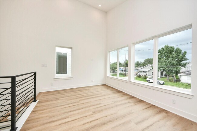 Building Photo - 932 South Ln