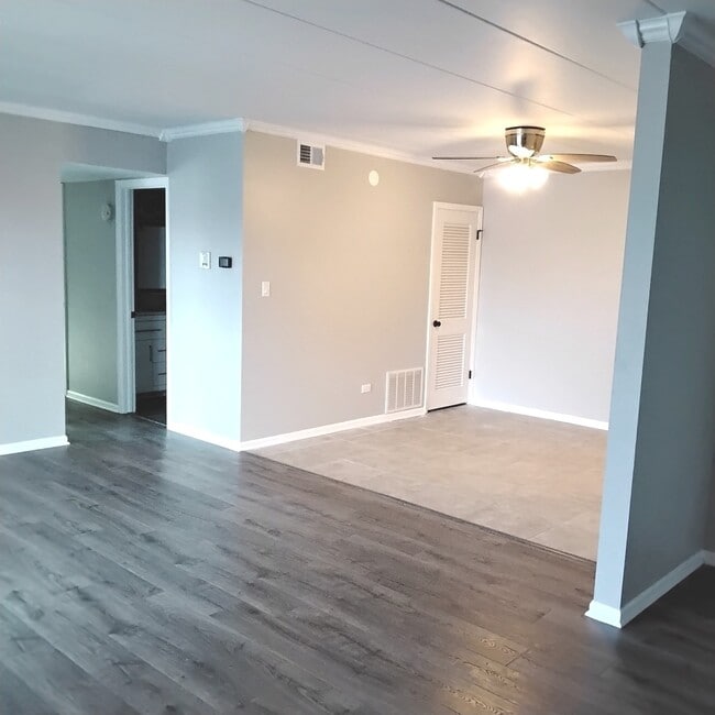 Building Photo - 10910 Kilpatrick Ave
