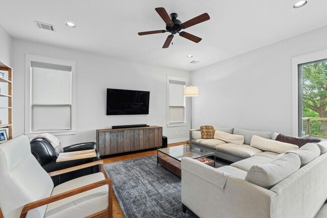 Building Photo - Beautiful 4-Bed Home in Highland Park West...