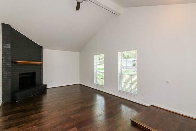 Building Photo - 28914 Champion Oaks Dr