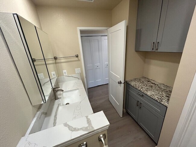 Building Photo - Beautiful Newly Remodeled 2 Bedroom 1.5 Bathroom in SE Visalia!