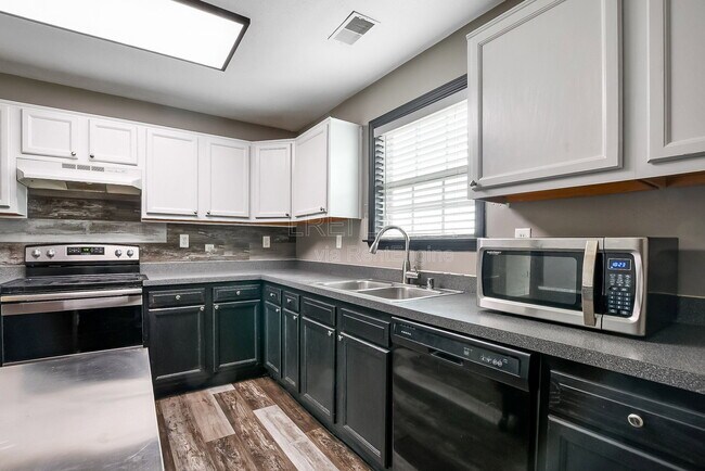 Building Photo - 697 Red Hill Rd