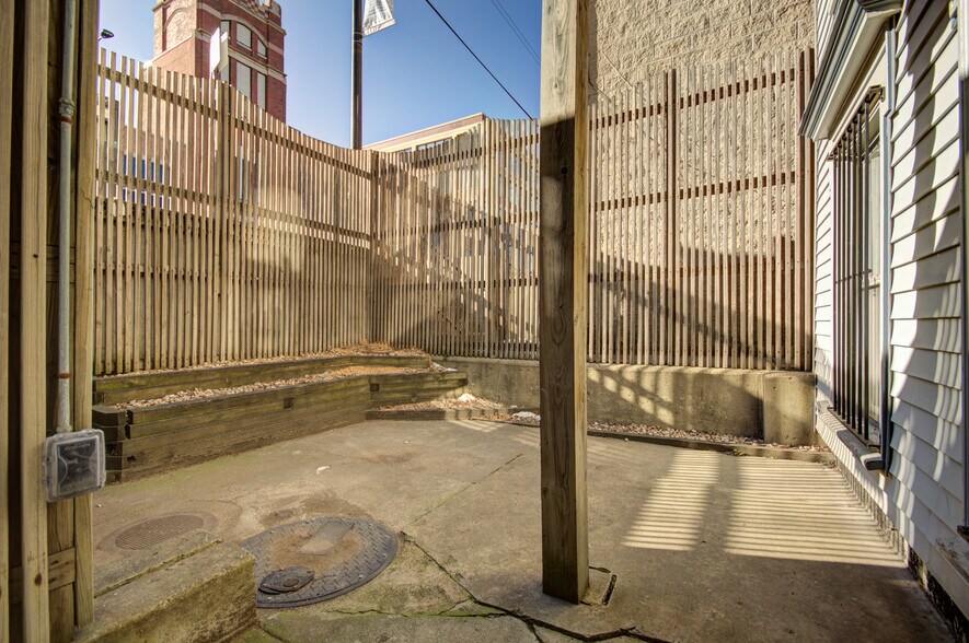 Building Photo - 1817 N Clybourn Ave