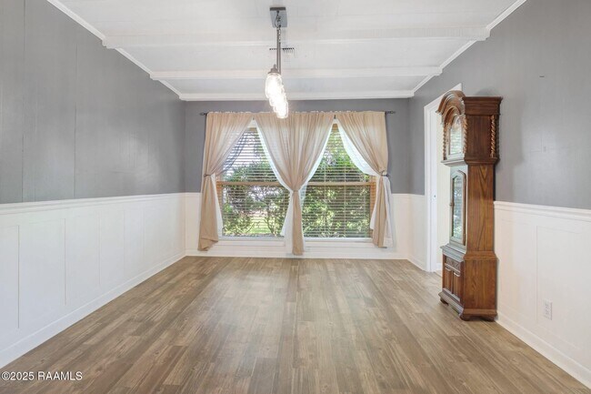 Building Photo - 681 Emar Dr