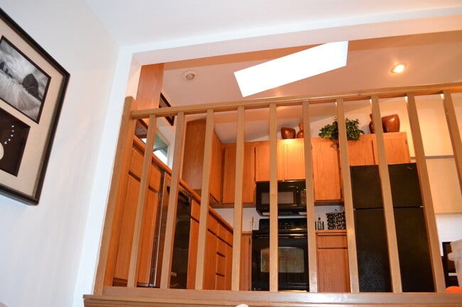 Building Photo - Federal Way tri-level rental home - 3 bedroom plus den, 3 bathrooms, 2 car garage!  Ready for lea...