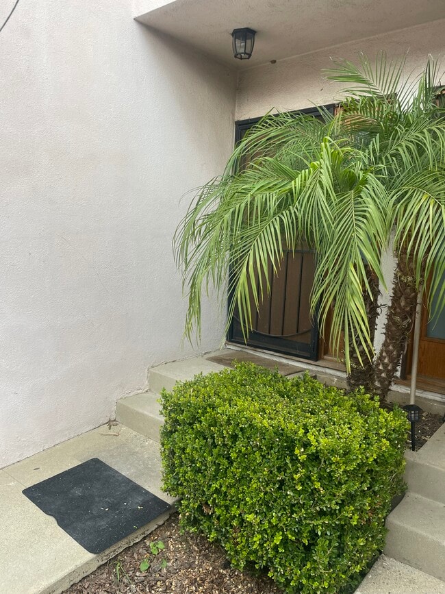 Building Photo - 10411 S Van Ness Ave