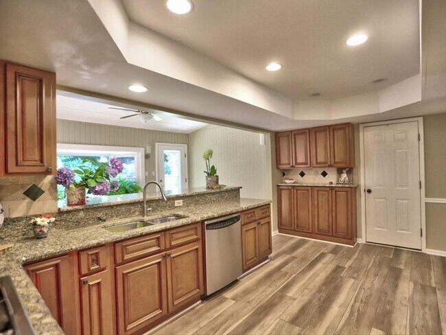 Building Photo - 4512 Woodlawn Lake Dr