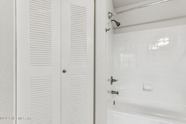 Building Photo - 13700 Richmond Park Dr N